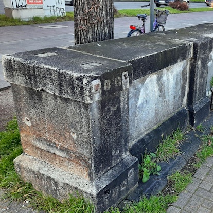 Mauerstück am Straßenrand