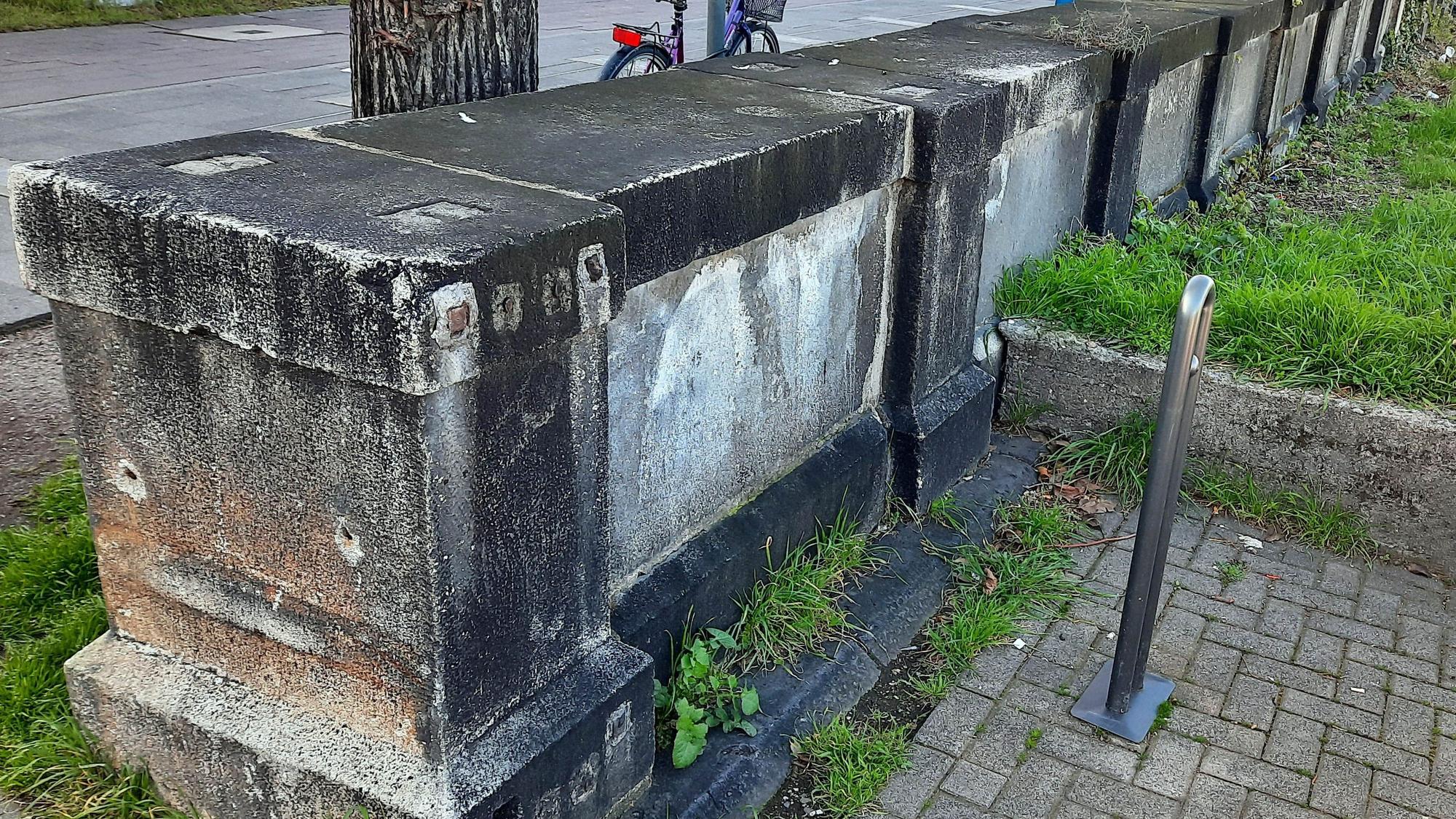 Mauerstück am Straßenrand