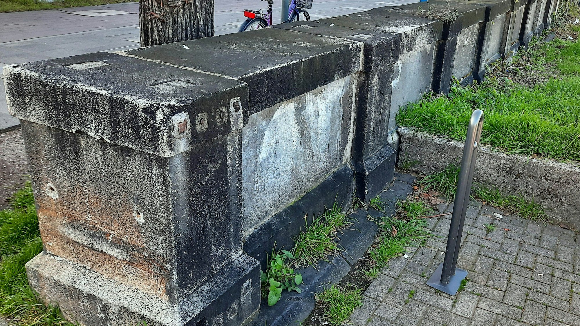 Mauerstück am Straßenrand