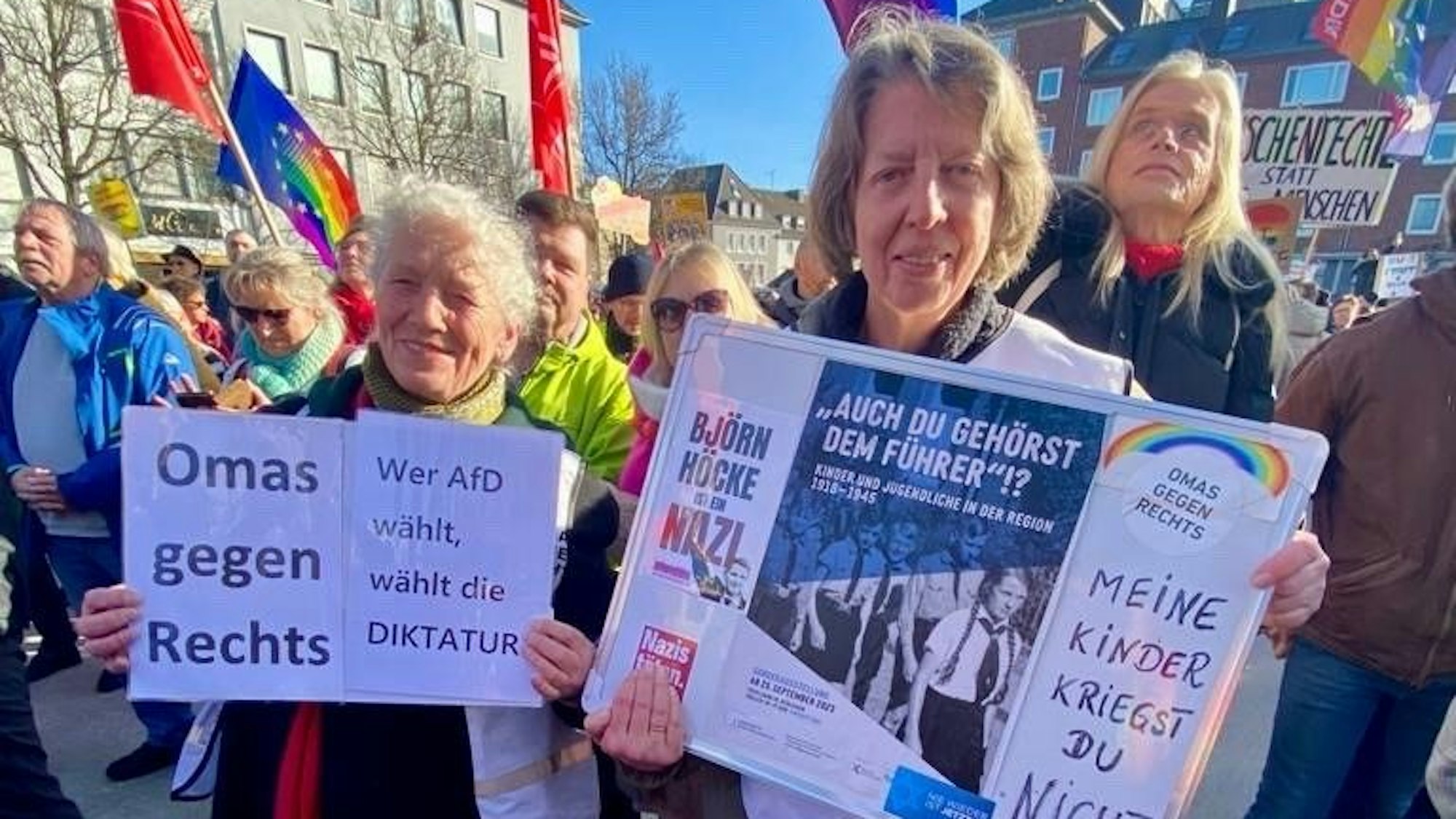 Walli Forner (l.) demonstriert mit den „Omas gegen Rechts“ gegen die AfD.