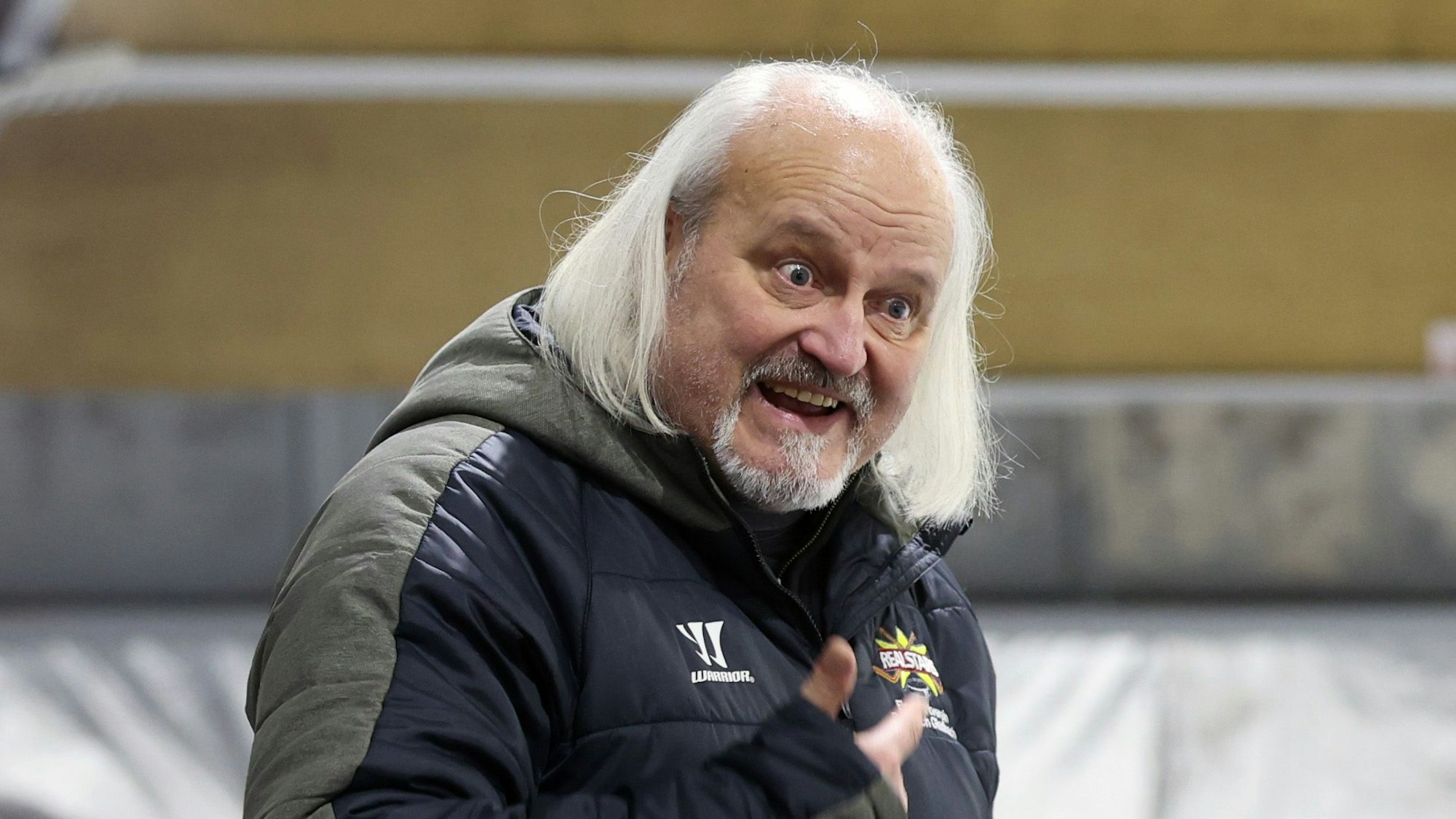 Realstars-Trainer Bernd Arnold freut sich am Spielfeldrand.