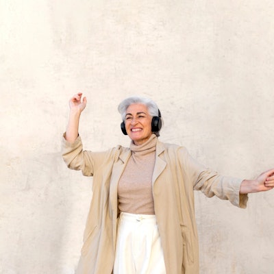 Eine tanzende Frau mit Kopfhörer