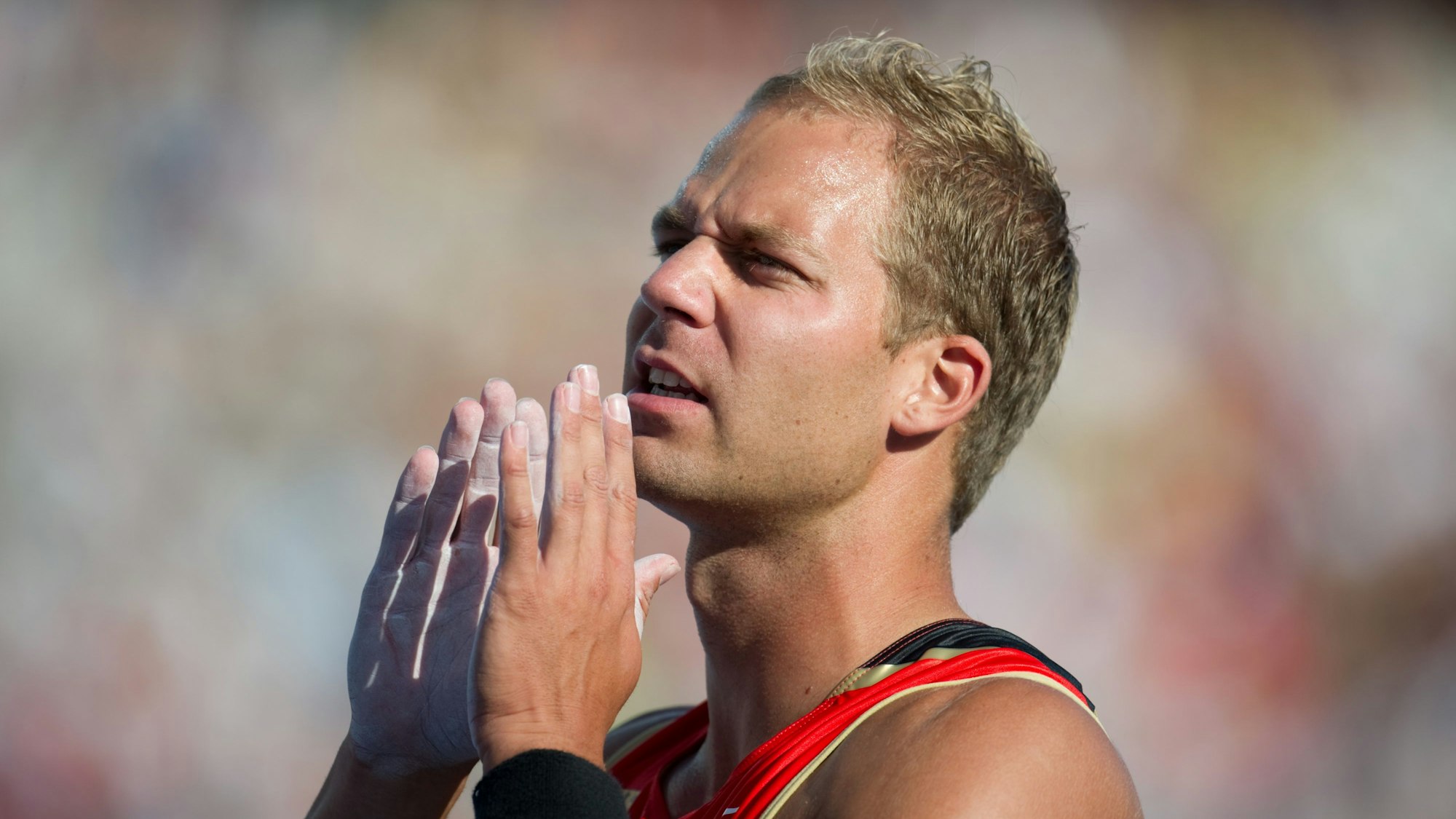 Der deutsche Stabhochspringer Fabian Schulze bei den Leichtathletik-Europameisterschaften im Olympia-Stadion Lluis Companys in Barcelona in Spanien.