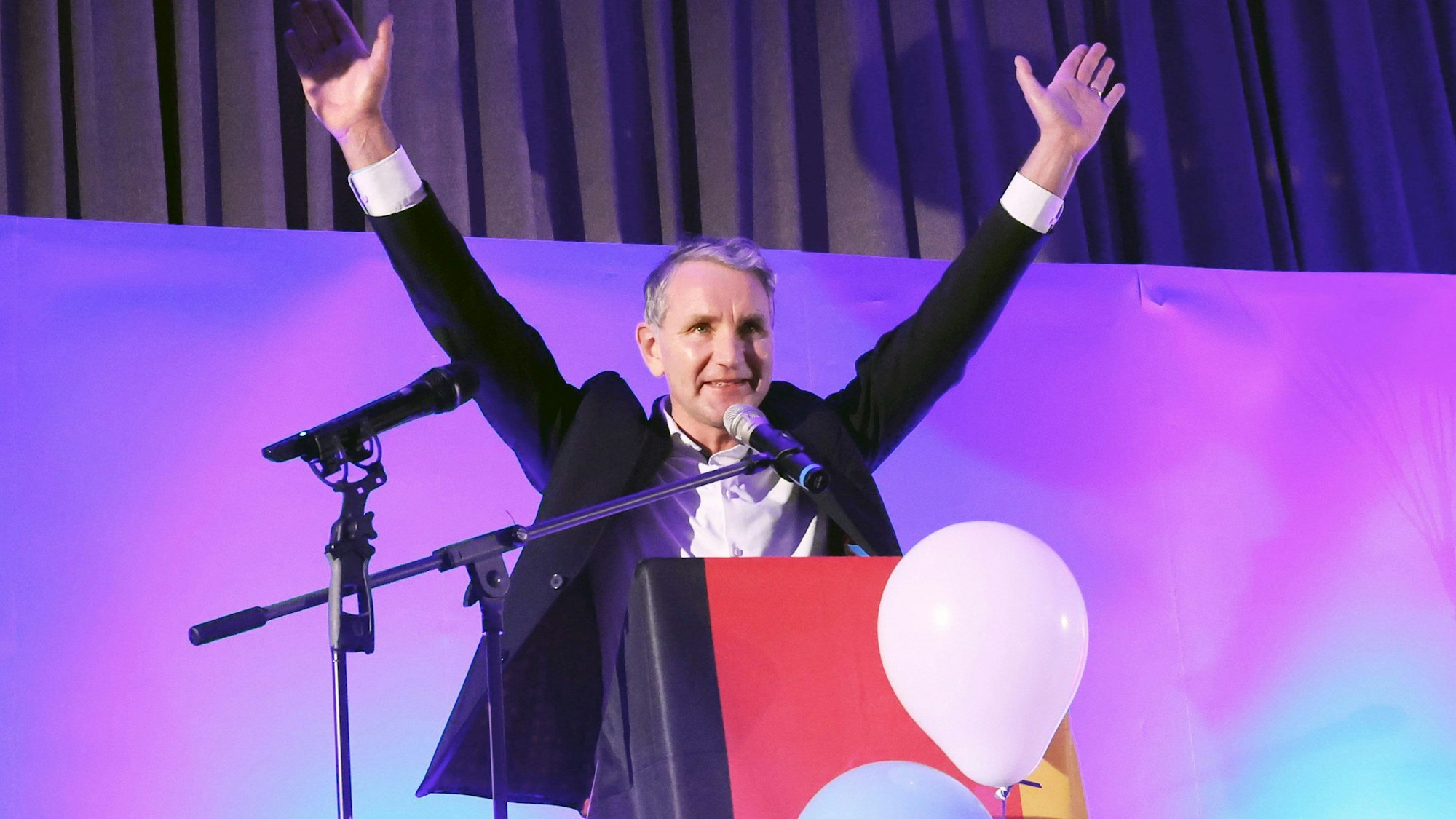 Thüringen, Pfiffelbach: Björn Höcke (AfD), Vorsitzender der Thüringer AfD Landtagsfraktion, spricht beim Politischen Aschermittwoch des AfD-Landesverbands Thüringen.