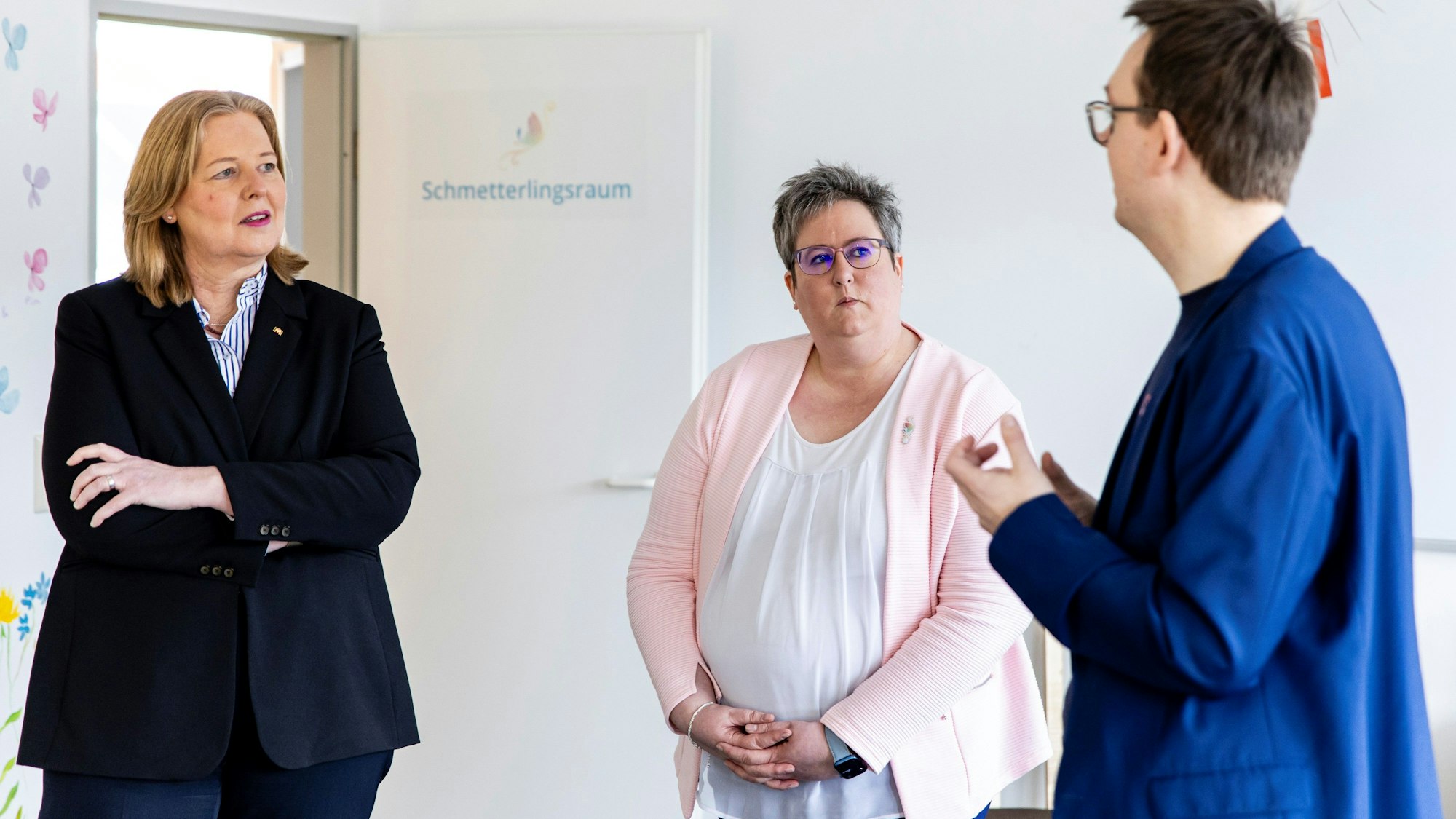 Bärbel Bas, Birgit Rutz und Denis Waldästl in den Vereinsräumen von Hope's Angel in Sankt Augustin.