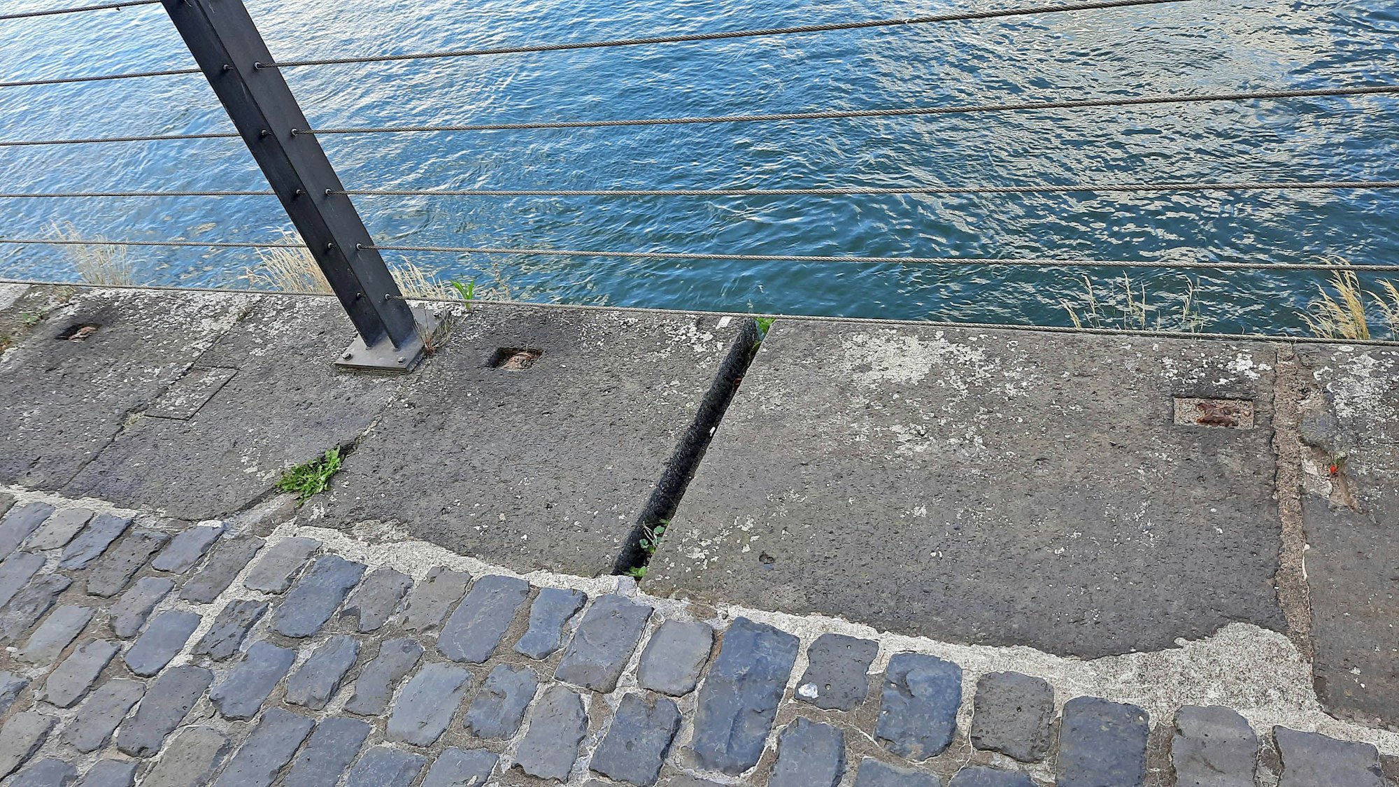 Bordstein am Ufer eines Gewässers