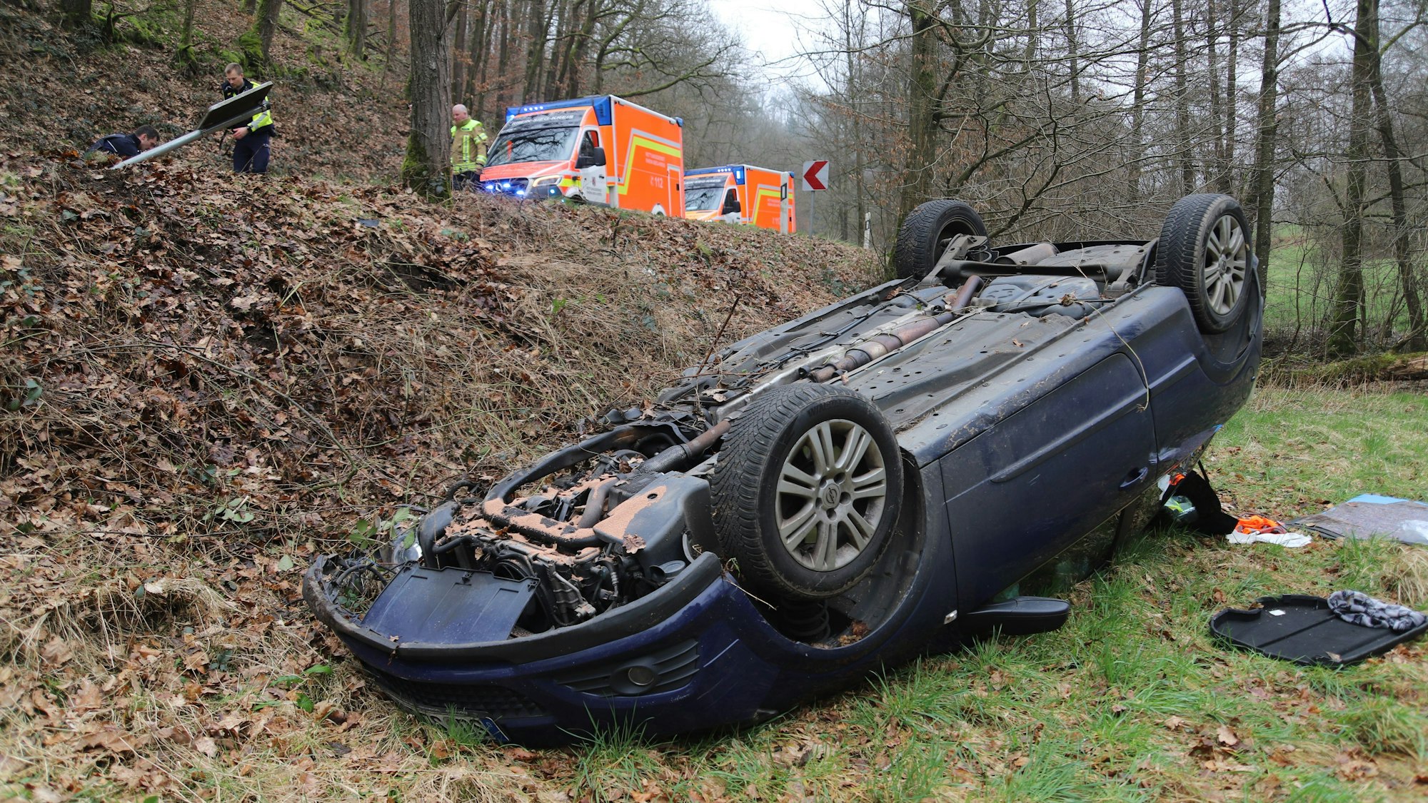 Eines der beiden Autos überschlug sich und stürzte eine etwa drei Meter Tiefe Böschung hinunter.