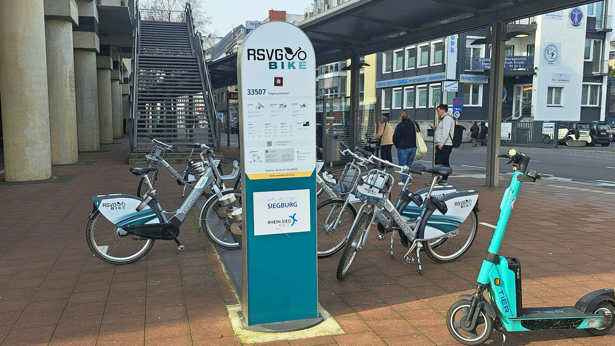 Vor dem Busbahnhof am Siegburger Bahnhof befindet sich eine Leihstation des RSVG-Bikes.
