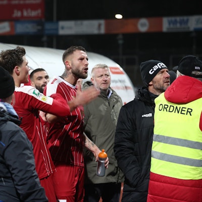 SC Fortuna Köln vs. 1. FC Düren, Mittelrheinpokal, Bitburger Pokal, Die Kölner Mannschaft wurde nach dem Spiel von den eigenen Fans beschimpft, Mitte: Dominik Lanius (Fortuna), 27.02.2024, Bild: Herbert Bucco