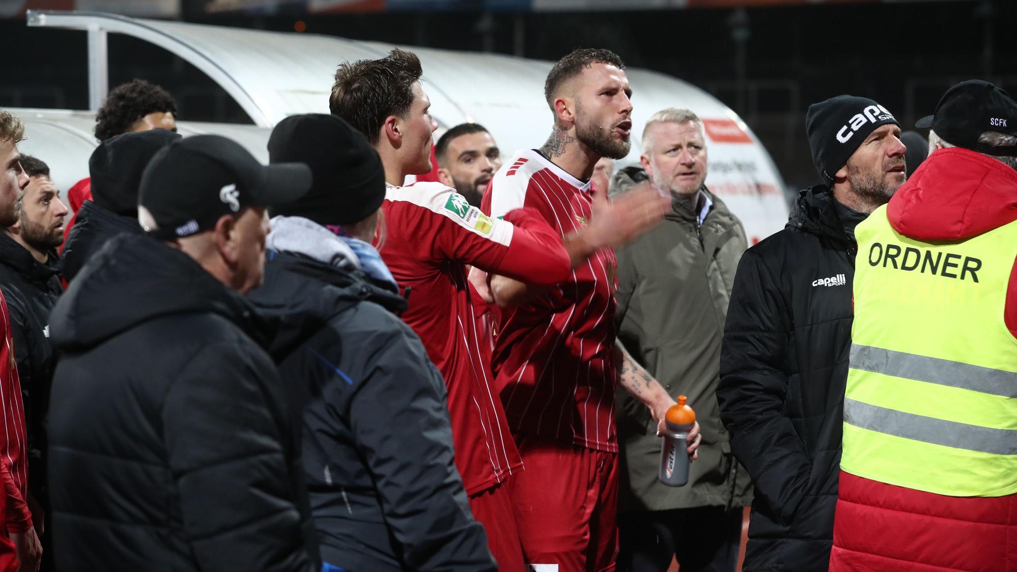 SC Fortuna Köln vs. 1. FC Düren, Mittelrheinpokal, Bitburger Pokal, Die Kölner Mannschaft wurde nach dem Spiel von den eigenen Fans beschimpft, Mitte: Dominik Lanius (Fortuna), 27.02.2024, Bild: Herbert Bucco