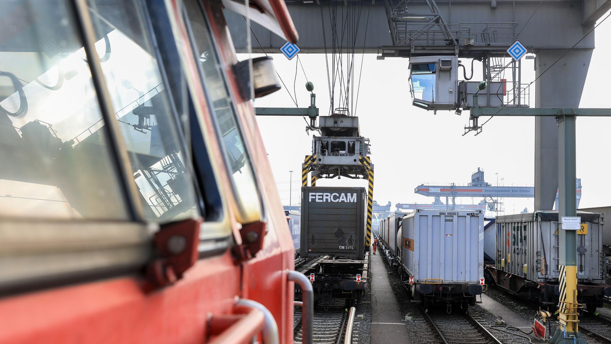 Loks ziehen die beladenen Züge zum Rangierbahnhof Klettenberg: Von hier aus fahren sie in den Süden und Norden Europas.