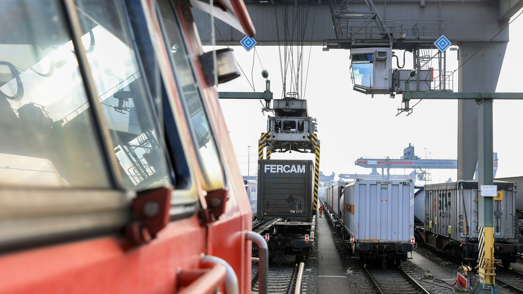 Loks ziehen die beladenen Züge zum Rangierbahnhof Klettenberg: Von hier aus fahren sie in den Süden und Norden Europas.