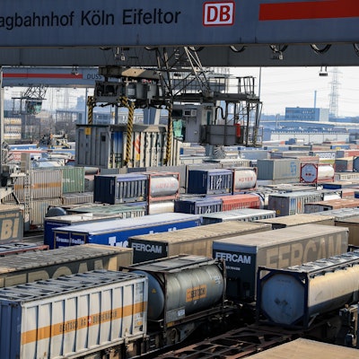100 Züge verlassen jede Woche das Eifeltor: Von Köln fahren die Container und Trailer nach Skandinavien und in den Mittelmeerraum.