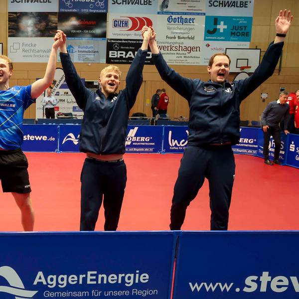 Die Spieler des TTC Schwalbe Bergneustadt jubeln: (v.l.).
Adrien Rassenfosse, Benedikt Duda,, Romain Ruiz und Trainer Frederik Duda.