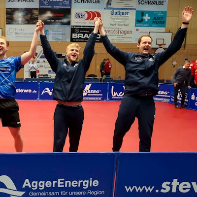 Die Spieler des TTC Schwalbe Bergneustadt jubeln: (v.l.).
Adrien Rassenfosse, Benedikt Duda,, Romain Ruiz und Trainer Frederik Duda.
