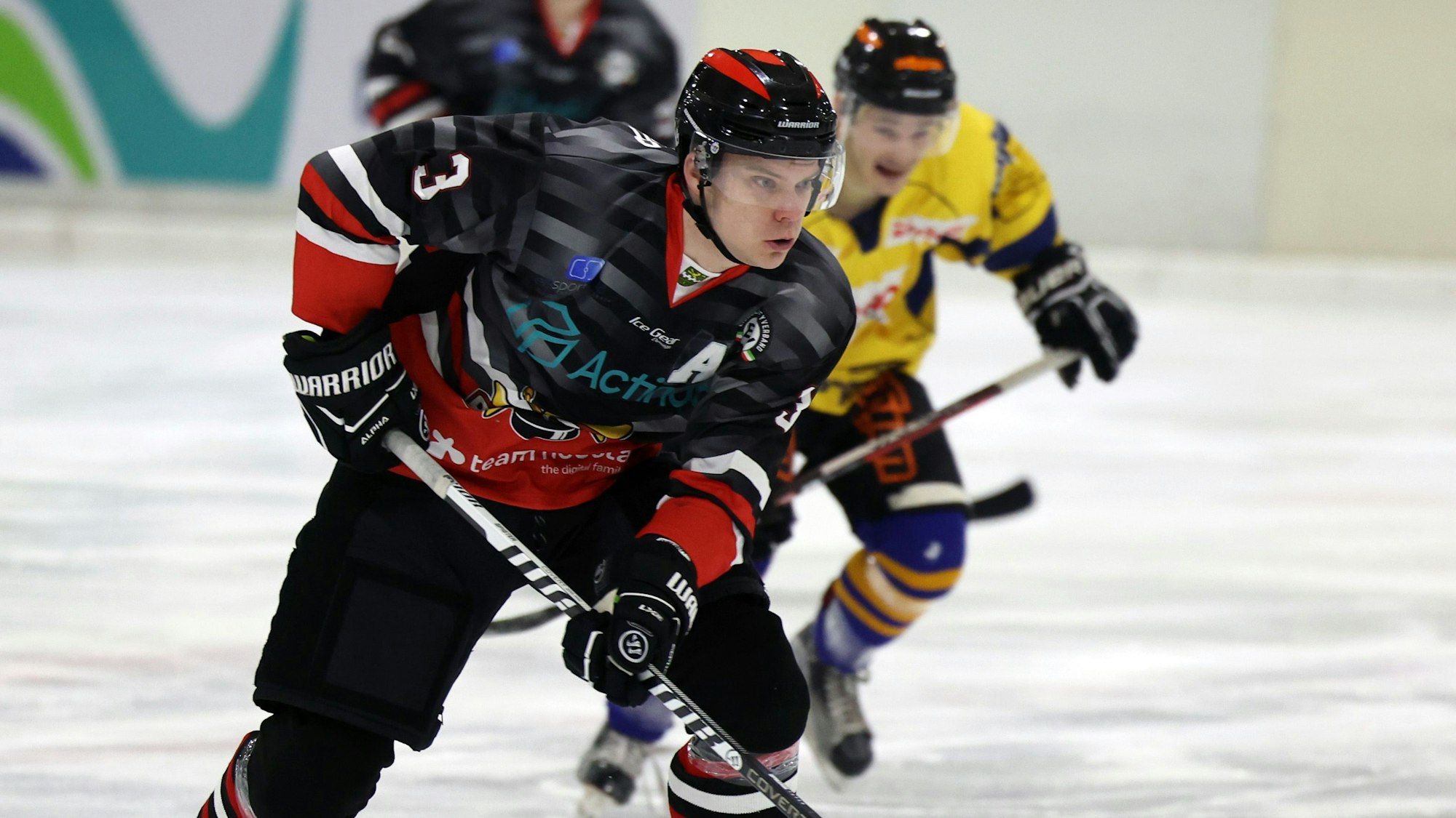 Alexander Spister im Zweikampf mit einem Gegenspieler.