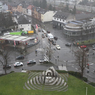 Eine Straßenkreuzung aus der Vogelperspektive fotografiert