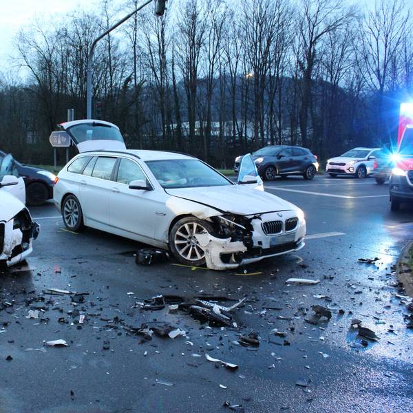 Zwei Unfallautos stehen auf einer Kreuzung in Overath.