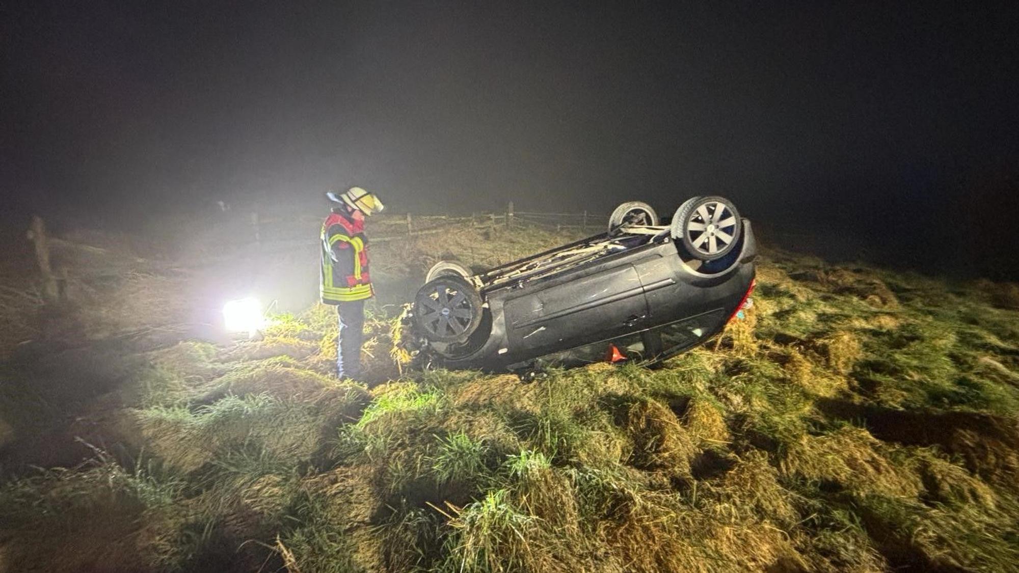 Das Auto blieb schließlich auf dem Dach liegen. Die Feuerwehr musste es wieder aufrichten.