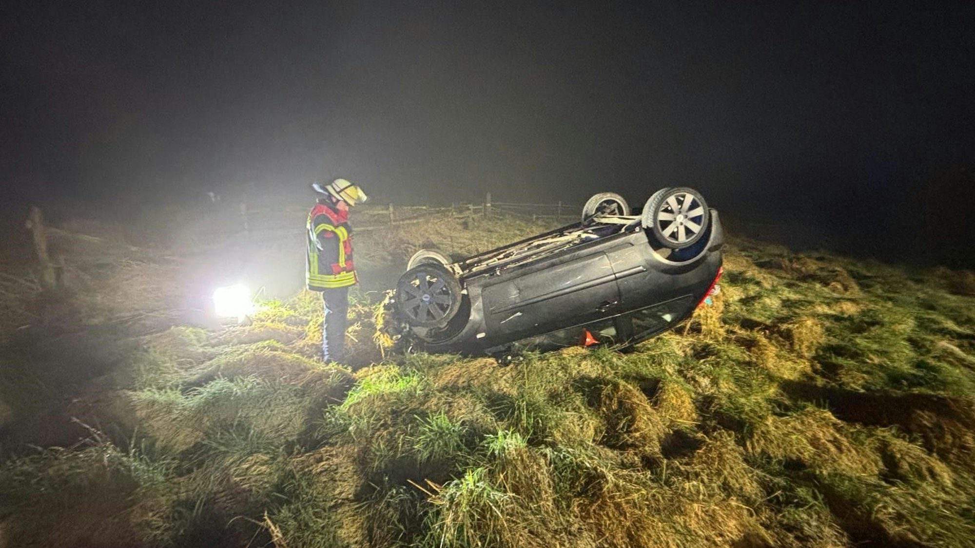 Das Auto blieb schließlich auf dem Dach liegen. Die Feuerwehr musste es wieder aufrichten.