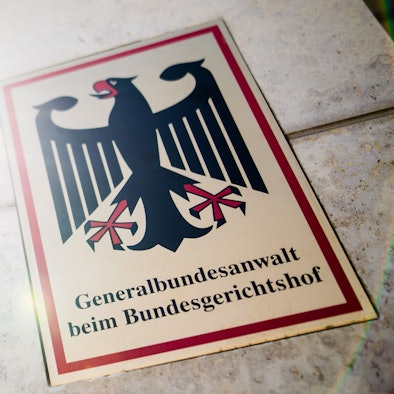 „Generalbundesanwalt beim Bundesgerichtshof“ steht auf einem Schild am Eingang zum Gebäude der Bundesanwaltschaft. (Archivbild)