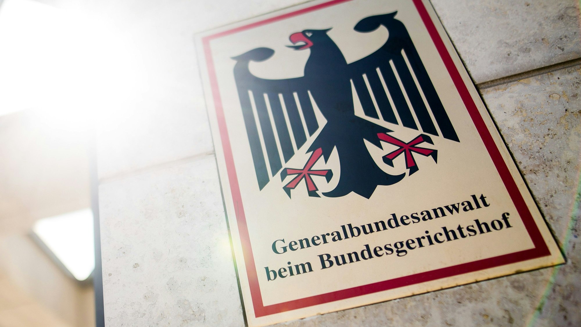 „Generalbundesanwalt beim Bundesgerichtshof“ steht auf einem Schild am Eingang zum Gebäude der Bundesanwaltschaft. (Archivbild)