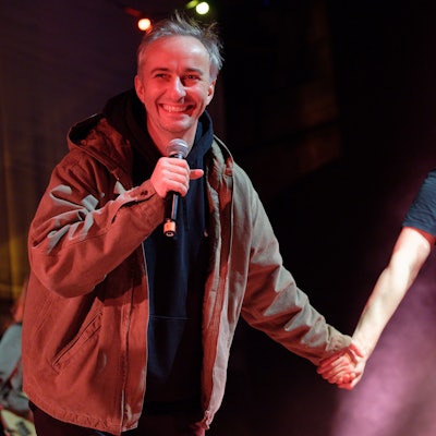 Böhmermann und Schulz halten sich auf der Bühne an den Händen.