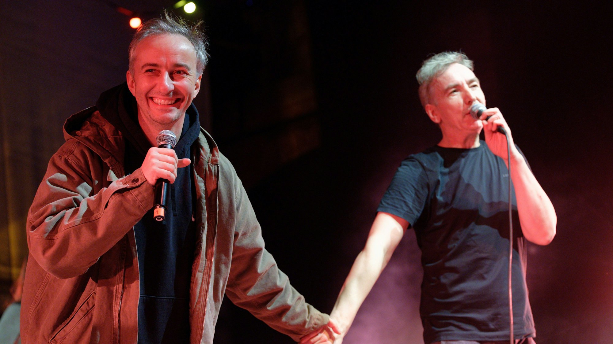 Böhmermann und Schulz halten sich auf der Bühne an den Händen.