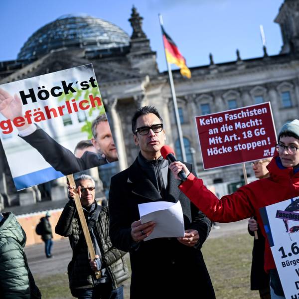 Berlin: Indra Ghosh, Petent, spricht und überreicht 1,6 Millionen Unterschriften im Rahmen einer Petition zu einem Antrag auf Grundrechtsverwirkung für den AfD-Politiker Björn Höcke. Das Ziel der Aktion ist, dass Höcke das Recht verliert, sich zur Wahl stellen zu lassen und ein öffentliches Amt zu bekleiden.