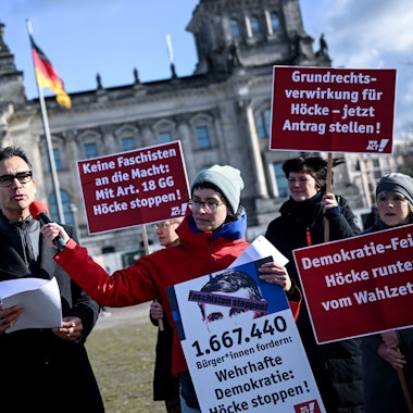 Berlin: Indra Ghosh, Petent, spricht und überreicht 1,6 Millionen Unterschriften im Rahmen einer Petition zu einem Antrag auf Grundrechtsverwirkung für den AfD-Politiker Björn Höcke. Das Ziel der Aktion ist, dass Höcke das Recht verliert, sich zur Wahl stellen zu lassen und ein öffentliches Amt zu bekleiden.