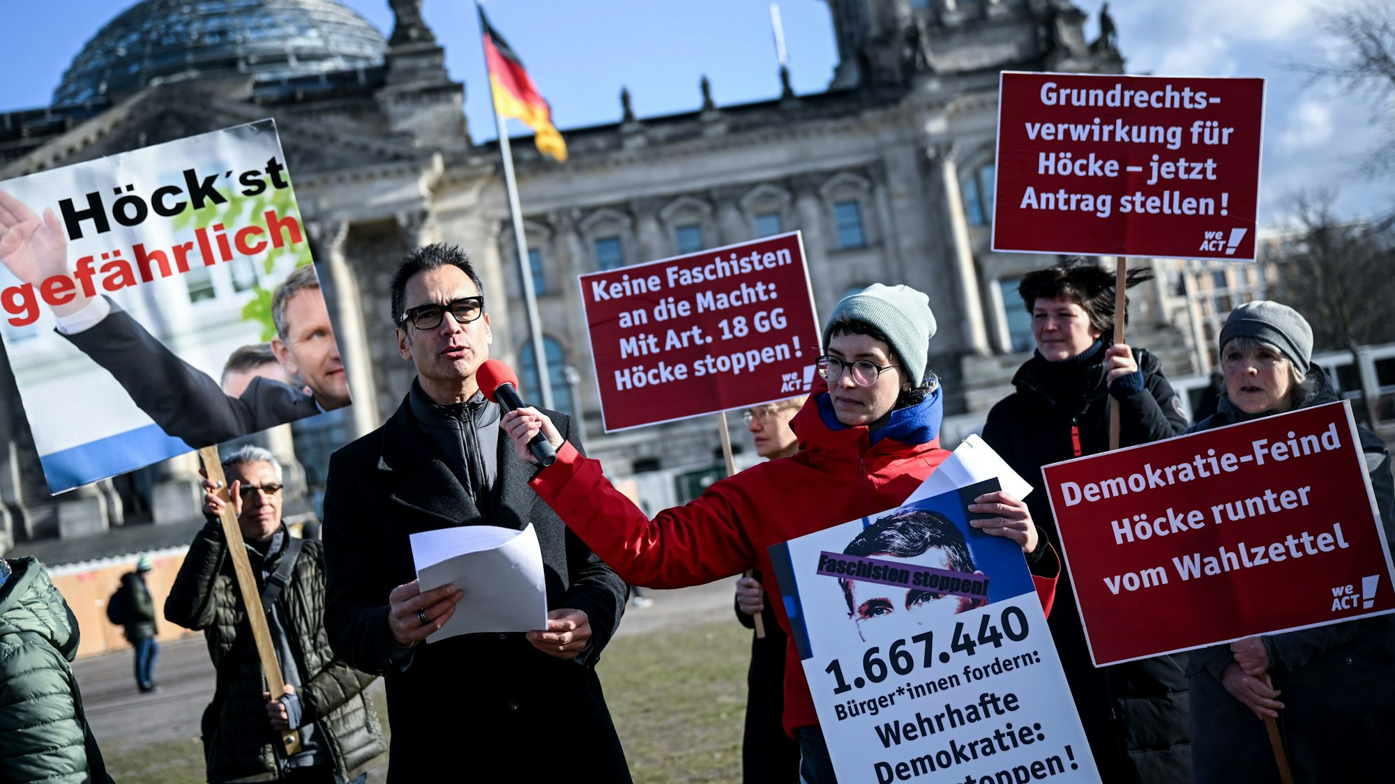 Indra Ghosh spricht bei einer Kundgebung der Demonstranten der Petition vor dem Reichstag in Berlin.