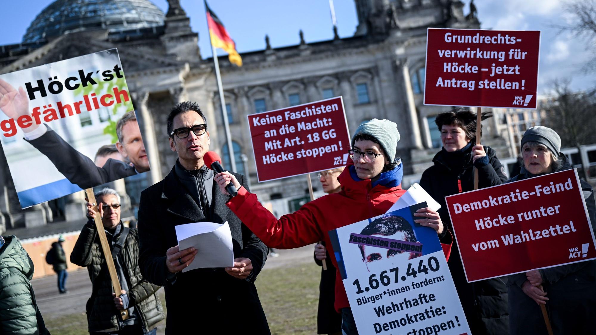 Berlin: Indra Ghosh, Petent, spricht und überreicht 1,6 Millionen Unterschriften im Rahmen einer Petition zu einem Antrag auf Grundrechtsverwirkung für den AfD-Politiker Björn Höcke. Das Ziel der Aktion ist, dass Höcke das Recht verliert, sich zur Wahl stellen zu lassen und ein öffentliches Amt zu bekleiden.