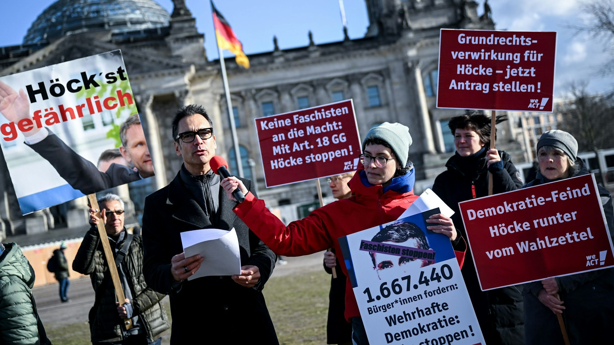 Berlin: Indra Ghosh, Petent, spricht und überreicht 1,6 Millionen Unterschriften im Rahmen einer Petition zu einem Antrag auf Grundrechtsverwirkung für den AfD-Politiker Björn Höcke. Das Ziel der Aktion ist, dass Höcke das Recht verliert, sich zur Wahl stellen zu lassen und ein öffentliches Amt zu bekleiden.