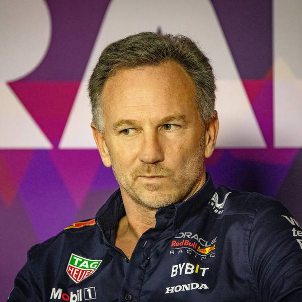 Red-Bull-Teamchef Christian Horner sitzt bei einer Pressekonferenz in Sakhir in Bahrain vor der Presse. Die Formel-1-Saison startet am Samstag, 2. März 2024.