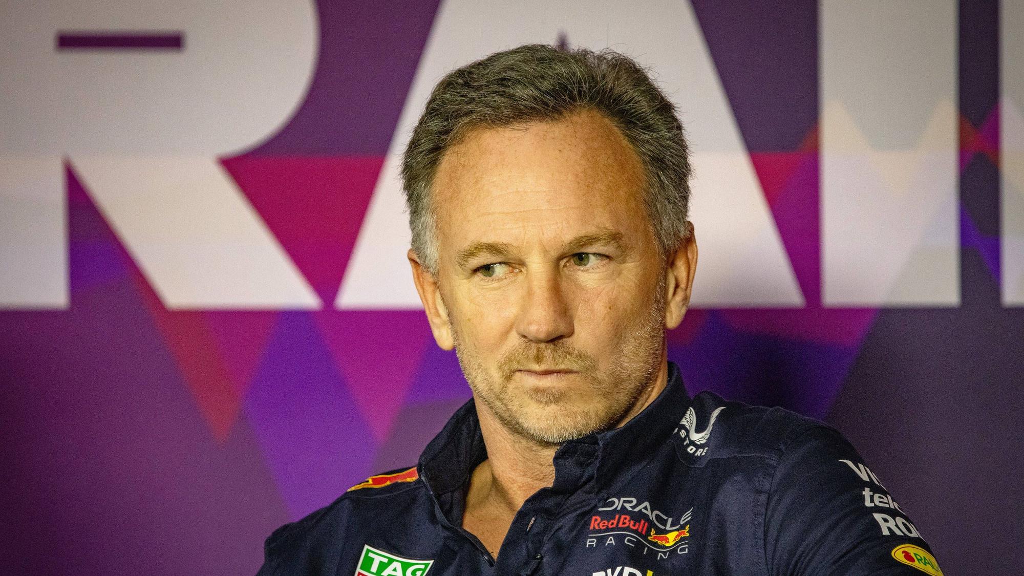 Red-Bull-Teamchef Christian Horner sitzt bei einer Pressekonferenz in Sakhir in Bahrain vor der Presse. Die Formel-1-Saison startet am Samstag, 2. März 2024.
