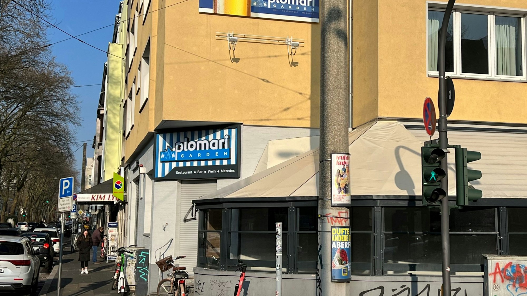 Hausfassade mit Gastronomie