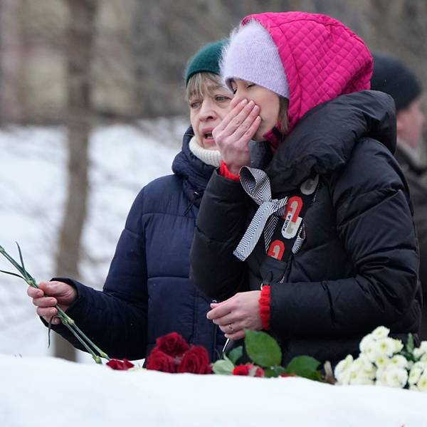 Frauen legen an einem Denkmal Blumen nieder, um Alexej Nawalny die letzte Ehre zu erweisen. Am Freitag soll Nawalny in Moskau beerdigt werden. Symbolbild)