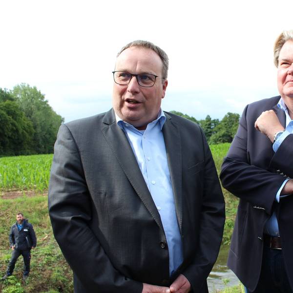 Oliver Krischer und Klaus Voussem bei einem Treffen im Kreis Euskirchen.