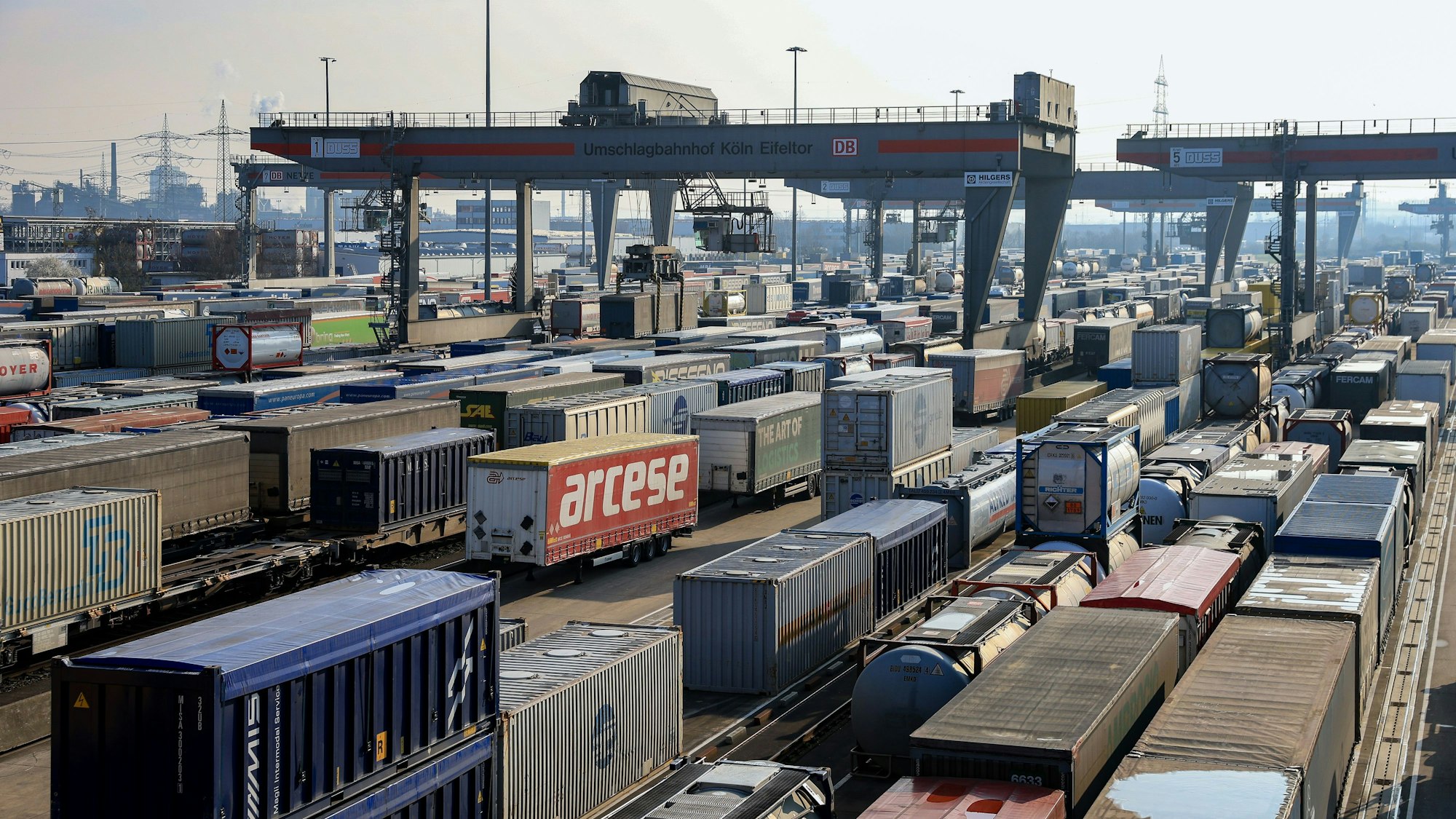 Container so weit der Blick reicht: Jährlich schlägt die Bahn am Eifeltor 330.000 Einheiten um.