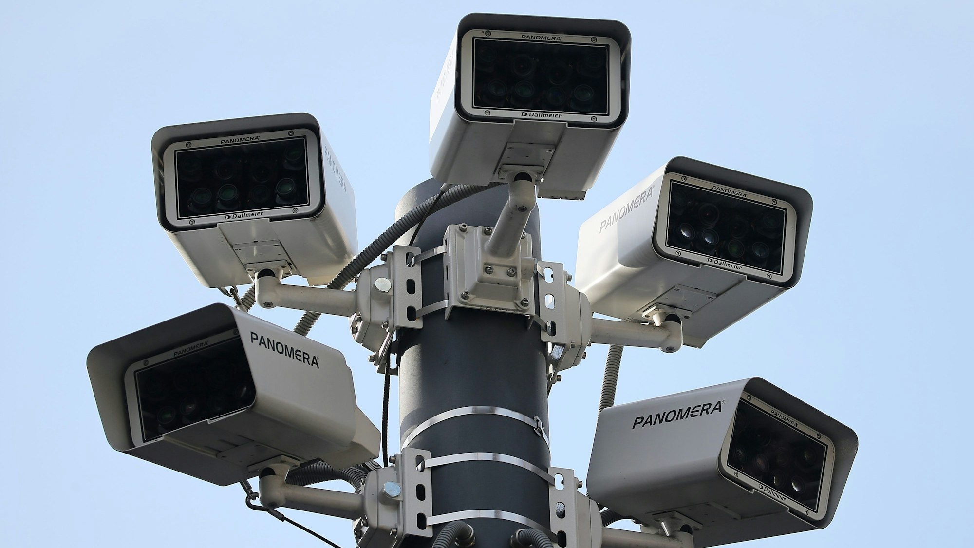 Blick auf mehrere Videokameras