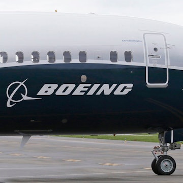 Ein Pilot winkt aus der Pilotenkabine eines Flugzeuges vom Typ Boeing 737 MAX 9 auf dem Flughafen.