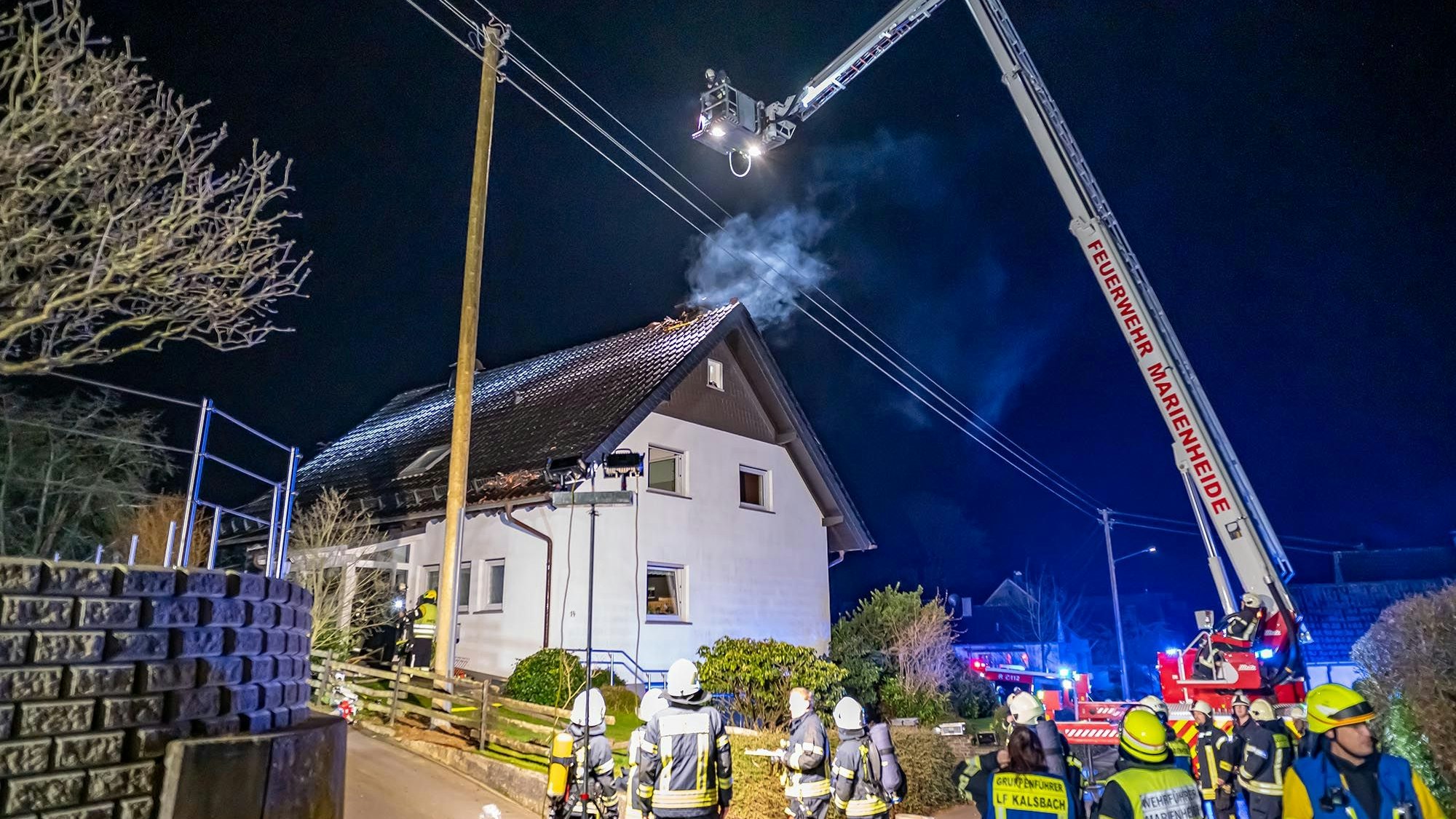 Das Haus mit Feuerwehrkräften in Kalsbach.