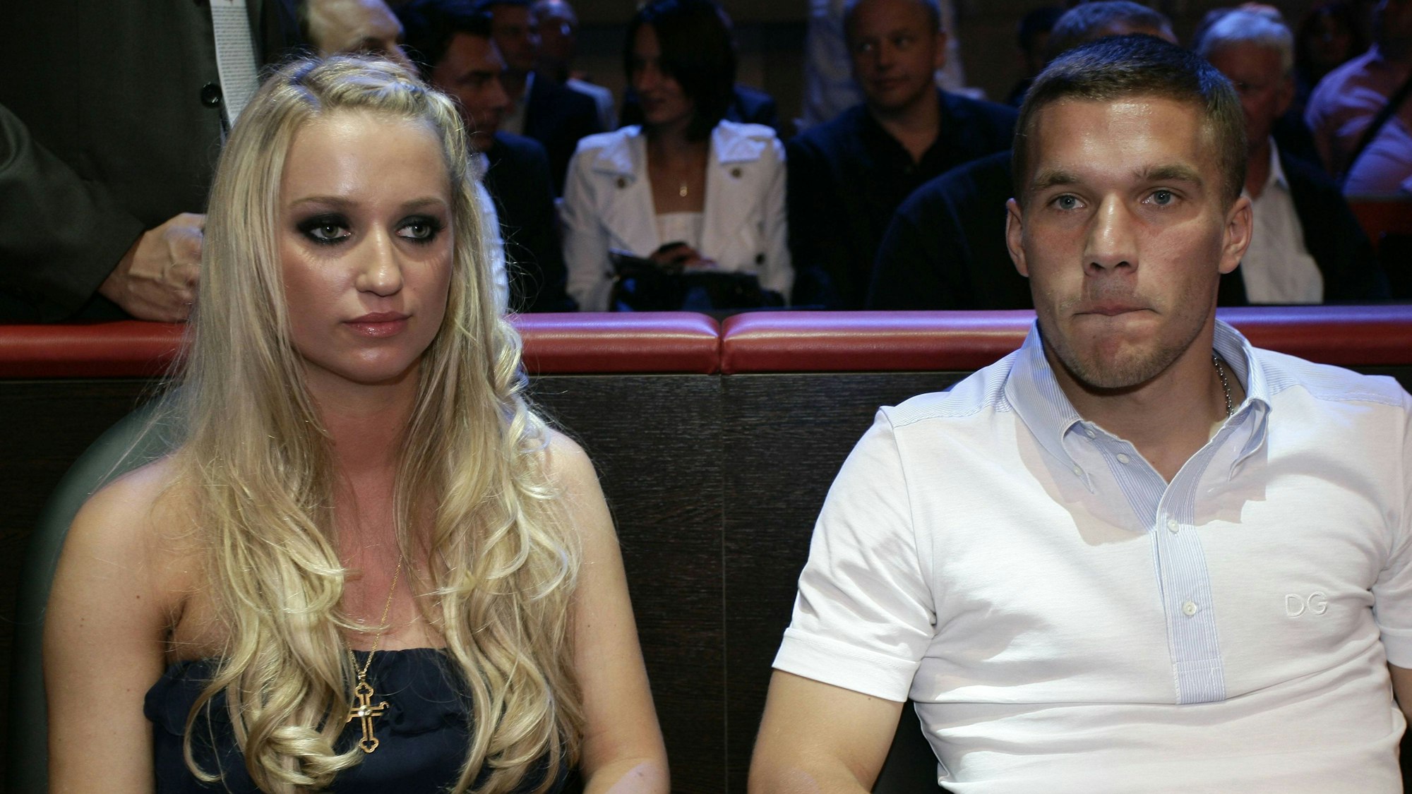 Lukas Podolski mit seiner Freundin Monika am Rande eines Boxkampfes.
