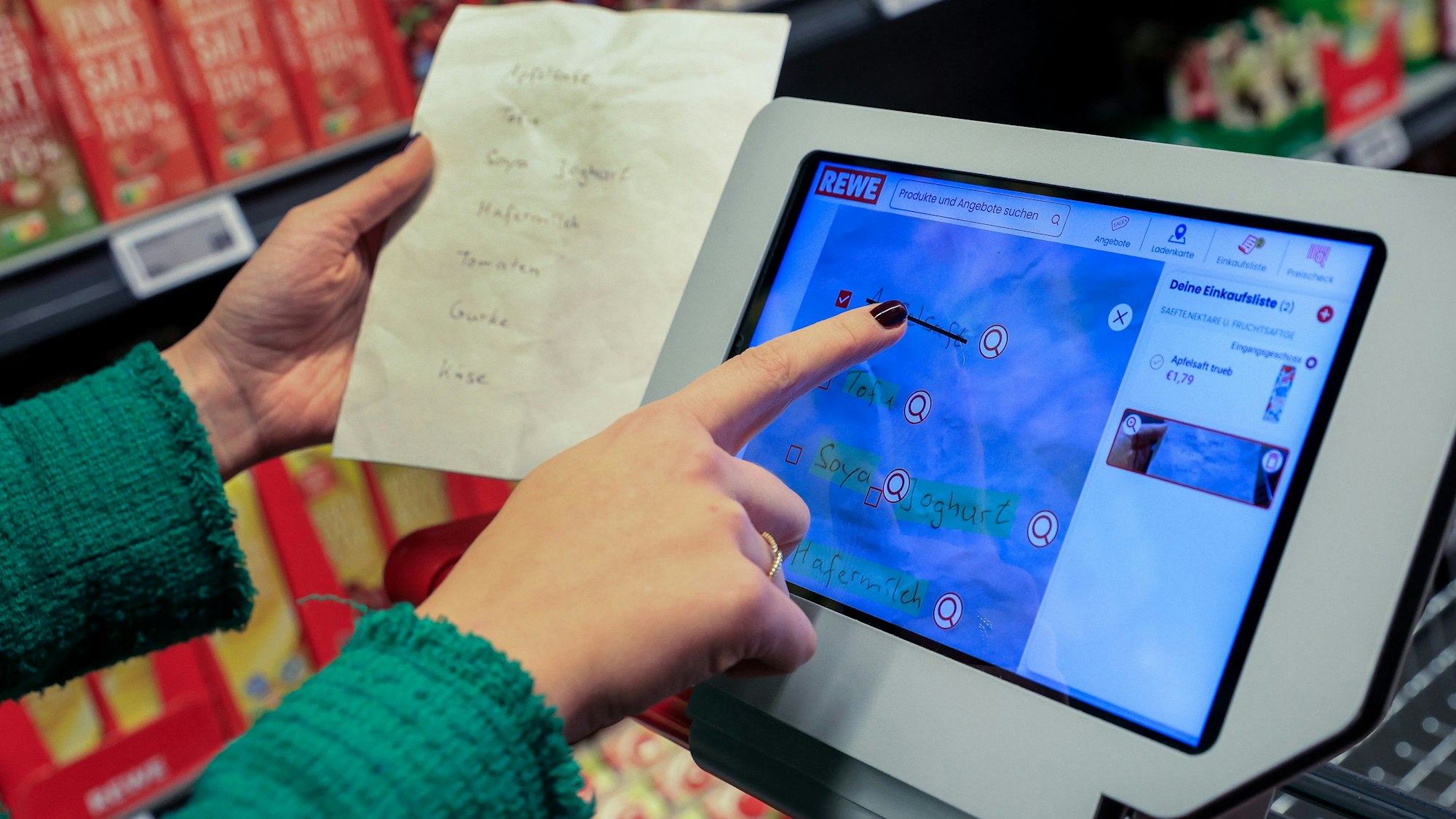 Auf der digitalisierten Einkaufsliste lassen sich genommene Produkte durchstreichen. Über die Lupe kann der Weg zum Standort im Markt angezeigt werden.