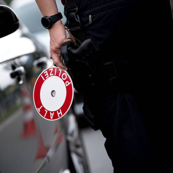 Polizisten kontrollieren ein Auto.