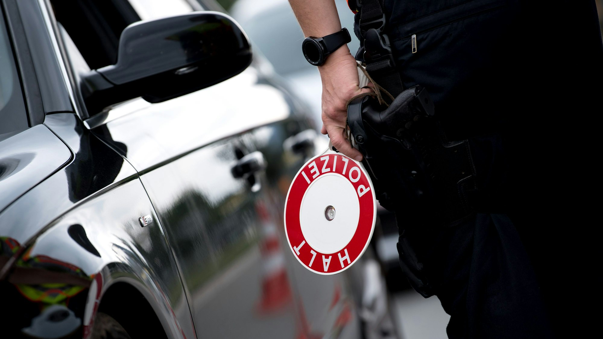 Polizisten kontrollieren ein Auto.