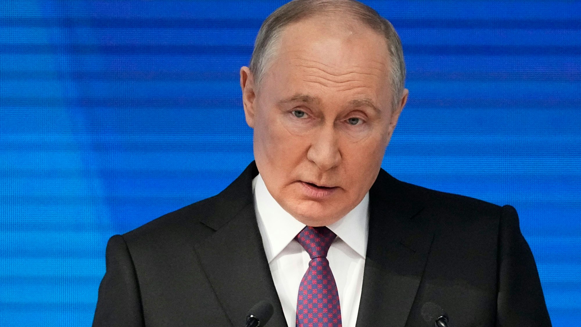 29.02.2024, Russland, Moskau: Wladimir Putin, Präsident von Russland, hält seine Rede zur Lage der Nation in Moskau. Gut zwei Wochen vor der Präsidentenwahl möchte der 71 Jahre alte Staatschef in der Rede die Föderale Versammlung - das sind die Staatsduma und der Föderationsrat · über seine wirtschaftlichen, sozial- und außenpolitischen Ziele für das kommende Jahr informieren. Foto: Alexander Zemlianichenko/AP/dpa +++ dpa-Bildfunk +++