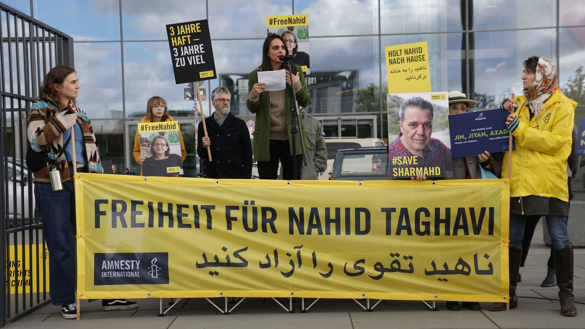 Eine Demonstration fordert vor dem Bundestag in Berlin die Freilassung der Kölnerin Nahid Taghavi und des Deutsch-Iraners Jamshid Sharmahd. Beide sind im Iran inhaftiert. (Archivbild)