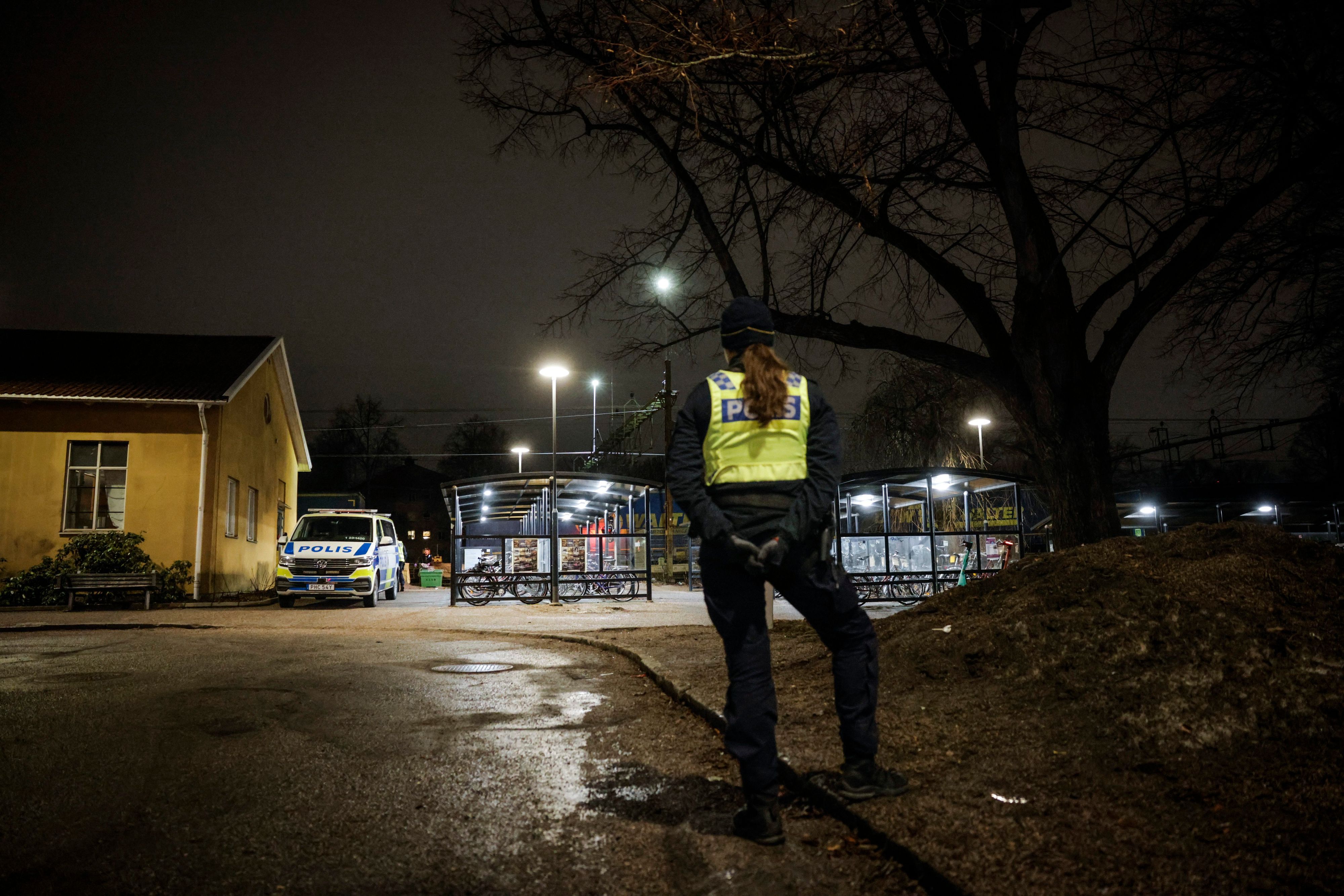 Eine Polizistin steht am Bahnhof Södra im Zentrum von Örebro, wo am Mittwochabend (28.2.2024) drei Menschen nach einem Unfall mit einem Zug ums Leben kamen.