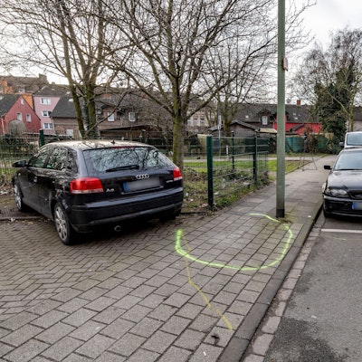 Duisburg: Der Tatort ohne Kerzen oder Blumen, nur noch die gelben Markierungen der Polizei erinnern an den Messerangriff auf zwei Kinder am Vortag. Zwei neun und zehn Jahre alte Schulkinder waren am Mittwoch in Duisburg nach Angaben der Ermittler schwer verletzt worden - das Motiv des mutmaßlichen Täters blieb zunächst rätselhaft.